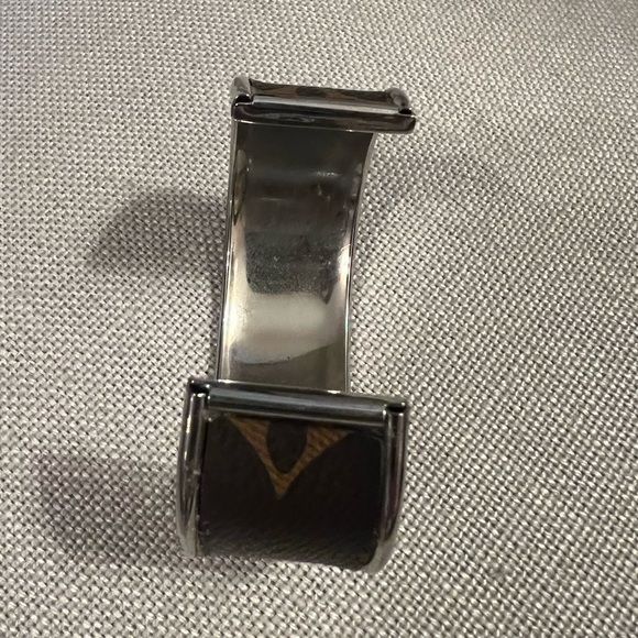 Authentic LOUIS VUITTON patch inlayed on a 1” NICKEL CUFF - handmade - Picture 4 of 4